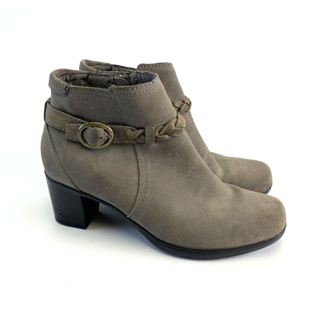 Clarks Scheme Act Q  Ankle Boot Round Toe Suede Gray Zip 68731 Bootie Womens 9